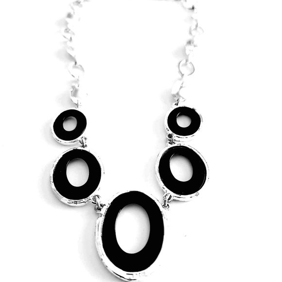 Vintage NINE WEST Reversible Silver Tone Black Oval Disc Choker Necklace - Picture 5 of 11
